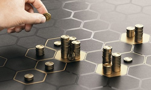 Hand arranges coins on hexagonal grid