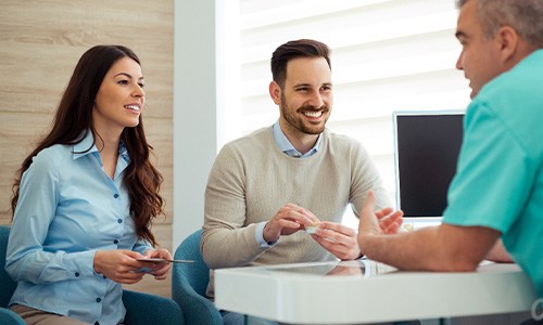 Couple speaks with dentist