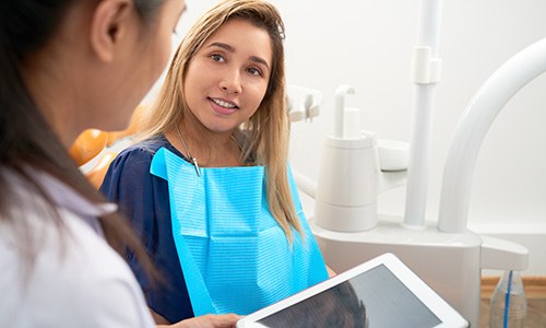 Woman speaking to dentist 